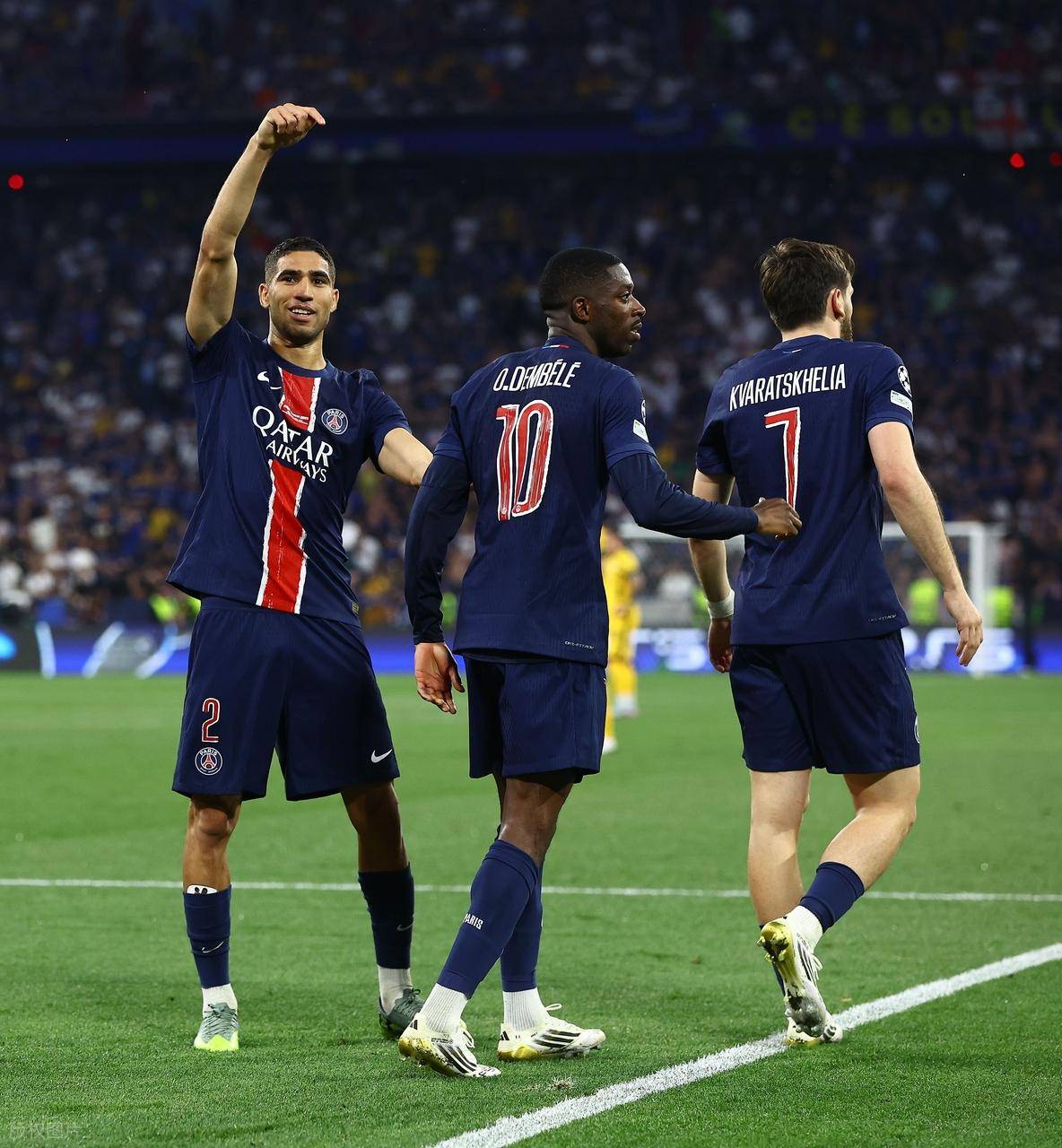 爱游戏-东契奇在巴黎圣日耳曼比赛中重返赛场，出色防守引发热议！