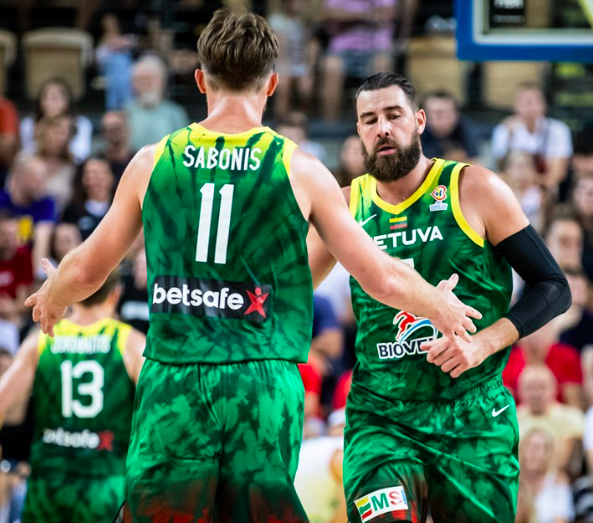 爱游戏体育- 法国国家队训练开放日，窗口期篮板制胜引观众欢呼，世预赛在即，团队化学反应显著